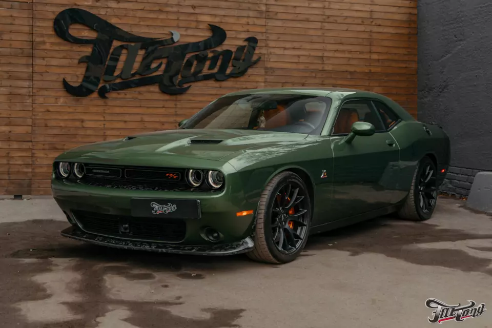 Завершаем интерьер Dodge Challenger RT ScatPack перетяжкой потолка со шторкой панорамы в алькантару с акцентами